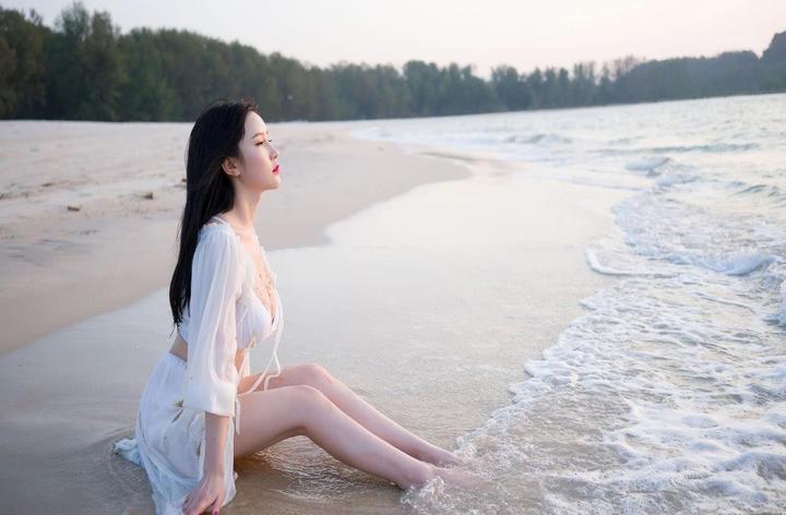 现代艺术风格的金银瓶